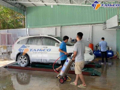 Giải Đáp Nên Dùng Máy Rửa Xe Bọt Tuyết Hay Bình Bọt Cầm Tay?