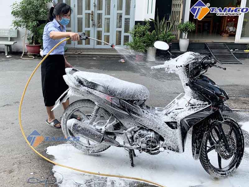 Bình bọt tuyết rửa xe máy dùng loại nào HỢP LÝ