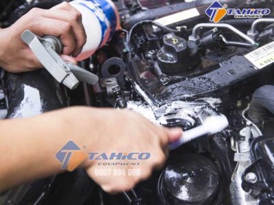 Cách rửa khoang máy ô tô tại nhà dễ thực hiện (an toàn)