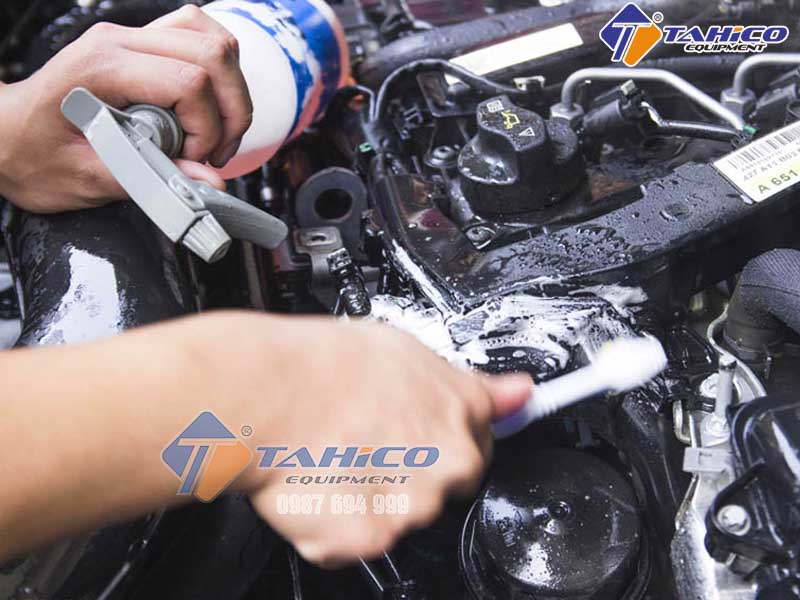 Cách rửa khoang máy ô tô tại nhà dễ thực hiện (an toàn)