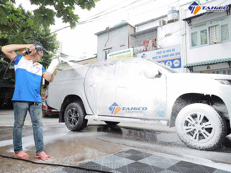 Cách rửa xe ô tô tại nhà chuyên nghiệp như rửa tiệm