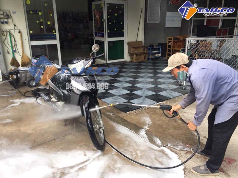 Máy Xịt Rửa Xe Chạy Điện Hay Xăng Tốt Hơn?
