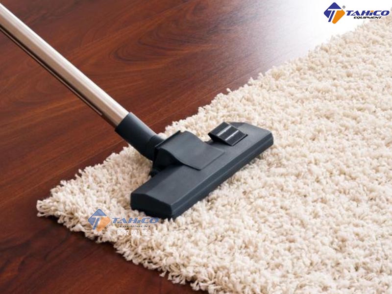 Bật mí cách vệ sinh thảm trải sàn nhà bằng máy hút bụi