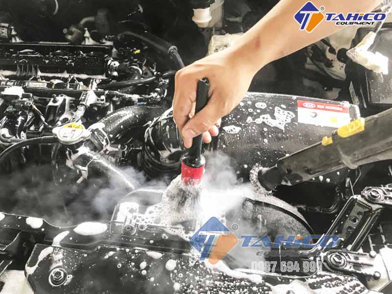 [GIẢI ĐÁP] Có nên tự rửa khoang máy xe ô tô tại nhà?