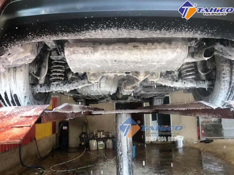 Dung dịch rửa xe để qua đêm trong bình bọt tuyết có hại sơn?