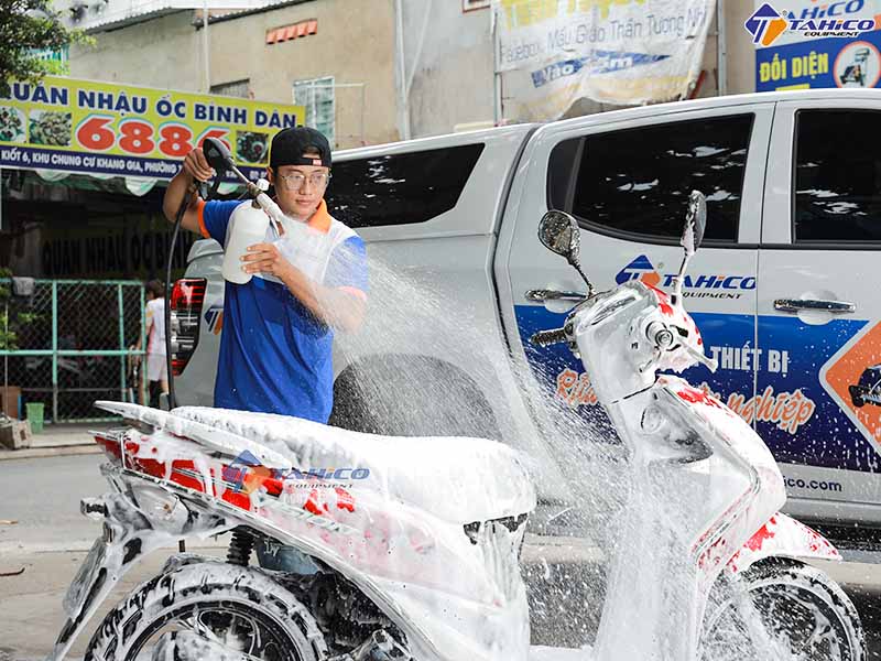 Nên rửa xe bằng dung dịch gì sạch – an toàn cho sơn xe