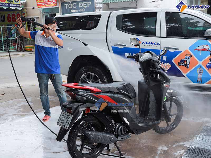 [Giải đáp] Dùng máy rửa xe nào để rửa không chạm