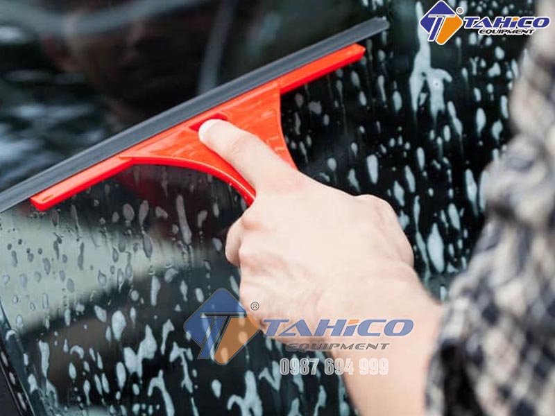 Những lầm tưởng về Tác dụng của nước rửa kính xe – Gây hại