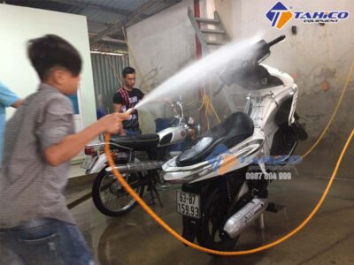 Máy rửa xe dây đai được dùng nhiều cho tiệm xe máy