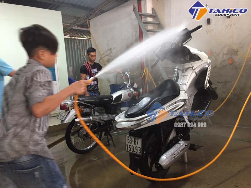 Máy rửa xe dây đai được dùng nhiều cho tiệm xe máy