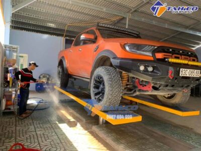 Quy  trình rửa xe ô tô với cầu nâng 1 trụ [ĐÚNG CHUẨN]