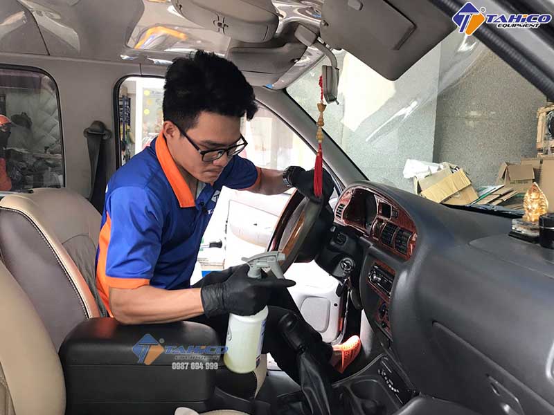 Sử dụng dung dịch tẩy rửa làm sạch nội thất ĐÚNG CÁCH