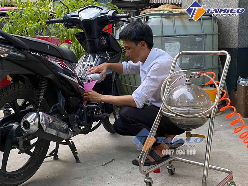 Cách sử dụng máy hút nhớt xe máy (đúng cách)