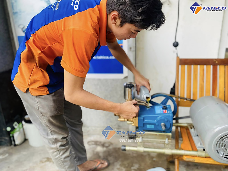 Hướng dẫn cách thay dầu máy rửa xe dây đai ĐÚNG CHUẨN