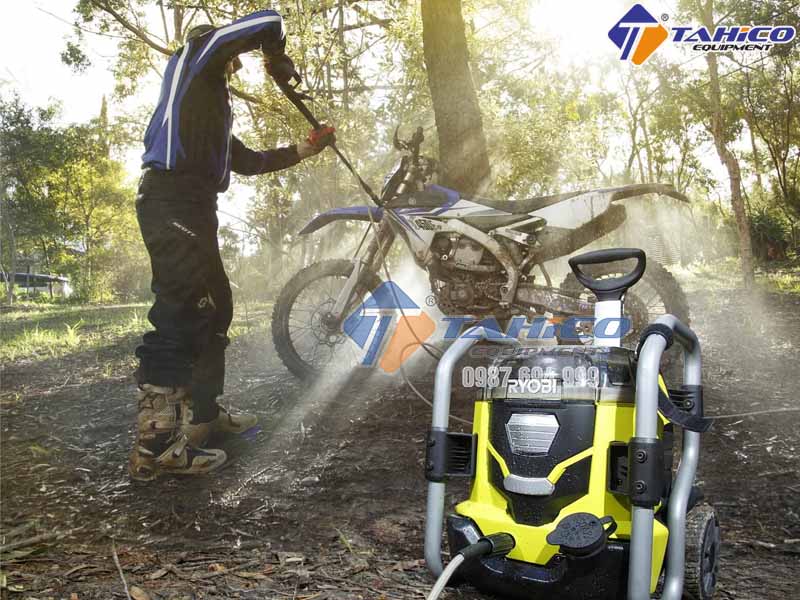 Máy rửa xe chạy pin – Dòng sản phẩm CỰC HOT
