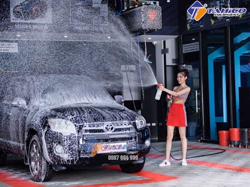 Rửa xe bằng nước mưa tốt không? 3 Ưu – nhược điểm cần biết