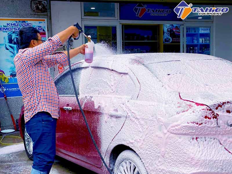 Vì sao dịch vụ rửa xe chi tiết có giá cao hơn bình thường?