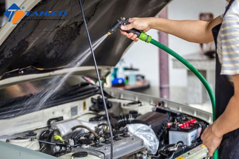 Có Nên Rửa Khoang Máy Ô Tô | Xịt Trực Tiếp Vào Máy