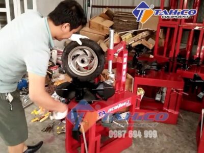 Máy ra vào lốp tự chế – Phân tích 6 ưu – nhược điểm khi dùng