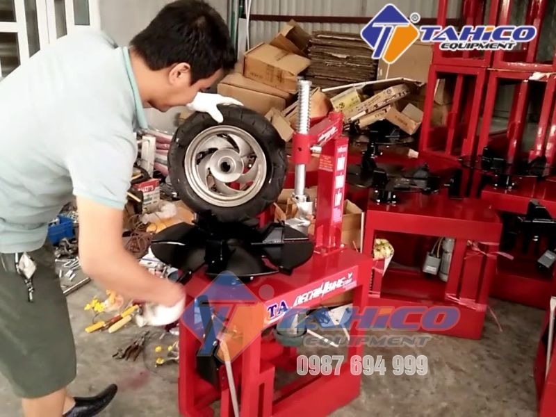 Máy ra vào lốp tự chế – Phân tích 6 ưu – nhược điểm khi dùng