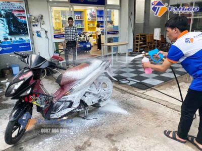 Rửa một chiếc xe có hết nhiều dung dịch tẩy rửa không?