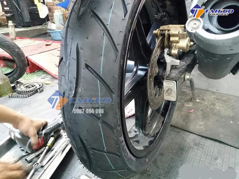 [Giải đáp] Bộ móc lốp xe máy gồm những dụng cụ gì?