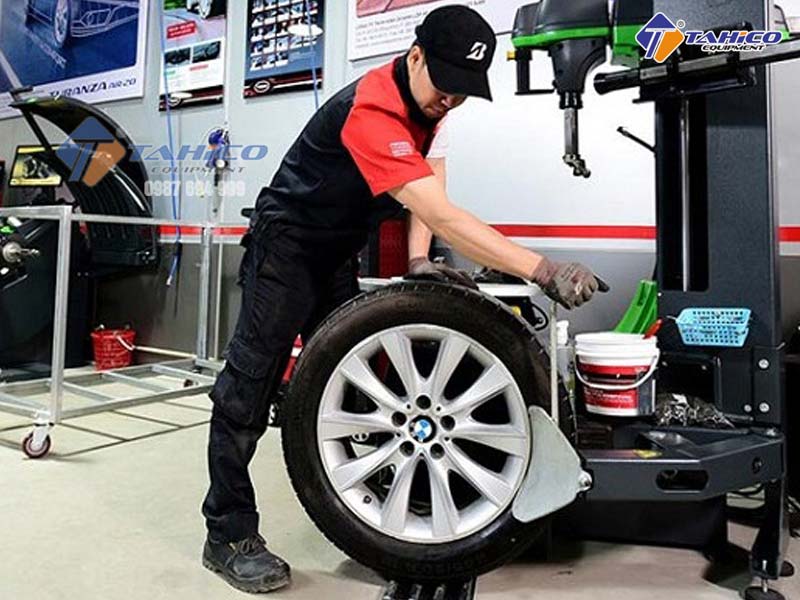 Hướng dẫn sử dụng máy ra vào lốp xe đúng cách