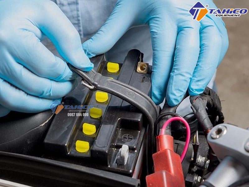 Cách sử dụng bình ắc quy 12V cho xe máy đúng chuẩn