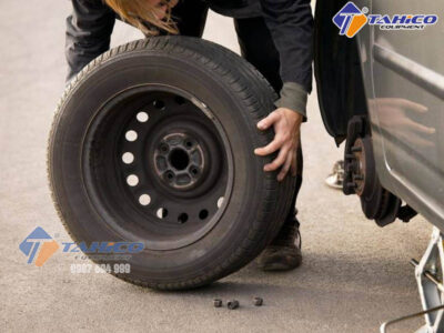 Bánh xe ô tô bị đảo – Nguyên nhân cách khắc phục