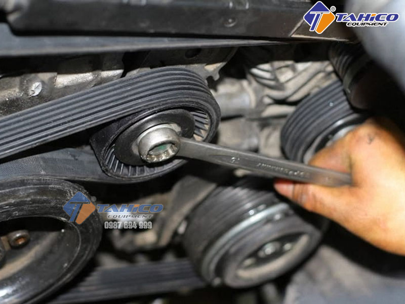 Xe ô tô bị đứt dây curoa – Cách xử lý