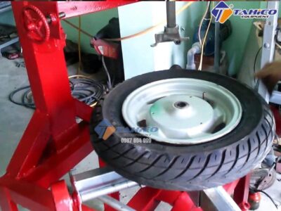 Hướng dẫn cách tháo lắp lốp xe máy bằng máy ra vào lốp