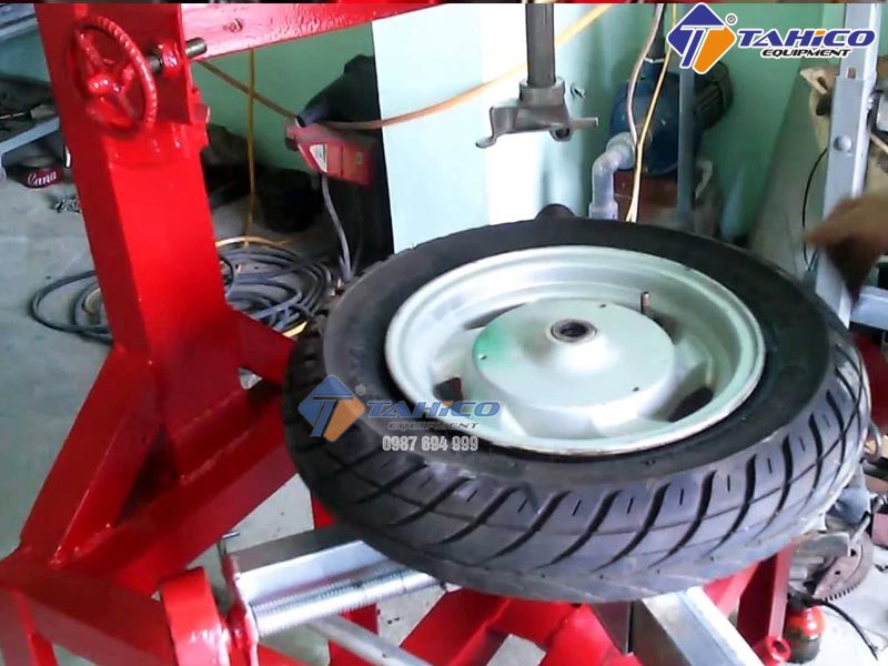 Hướng dẫn cách tháo lắp lốp xe máy bằng máy ra vào lốp