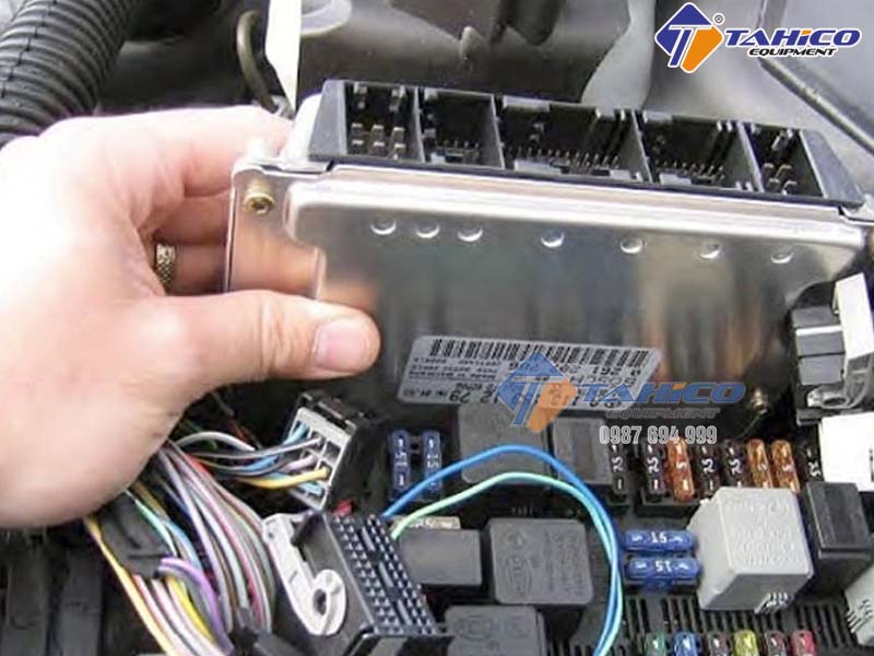 Xe ô tô bị hỏng hộp đen (ECU) do đâu? Giải pháp là gì?