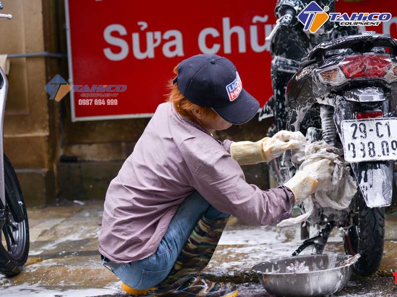 Giày cho nhân viên rửa xe – Lưu ý cần biết