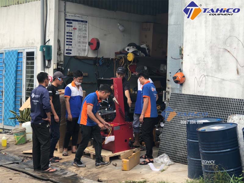 Máy ra vào lốp xe tải- Báo giá chuẩn
