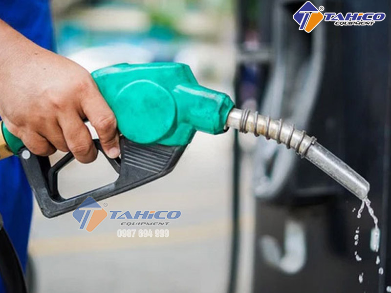 Cách tẩy dầu mỡ xe ô tô hiệu quả nhanh chóng