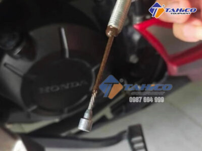 Hướng dẫn vệ sinh dây ga xe máy tại nhà nhanh