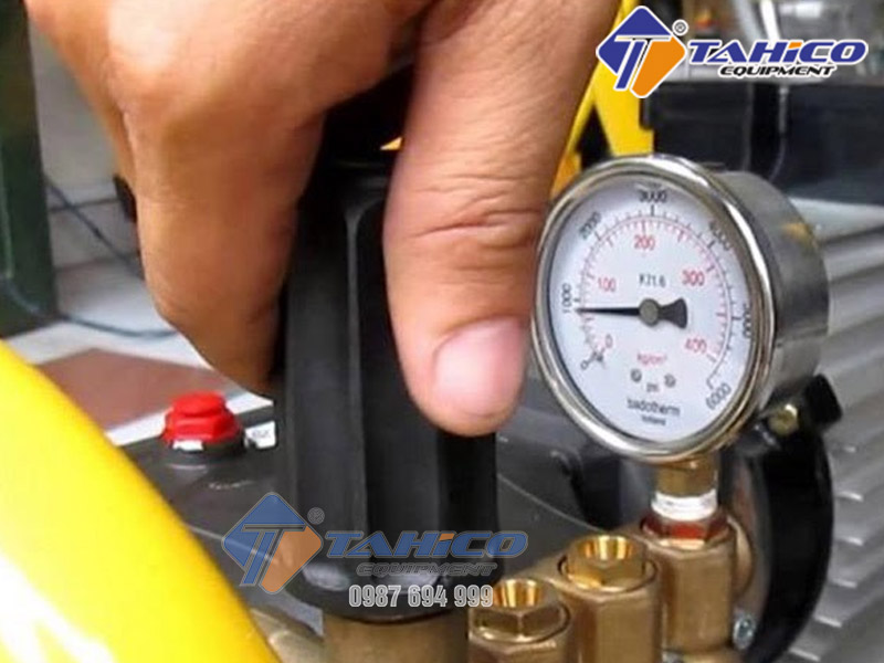 Máy rửa xe cao áp bị nứt đầu đồng- Những điều cần tránh