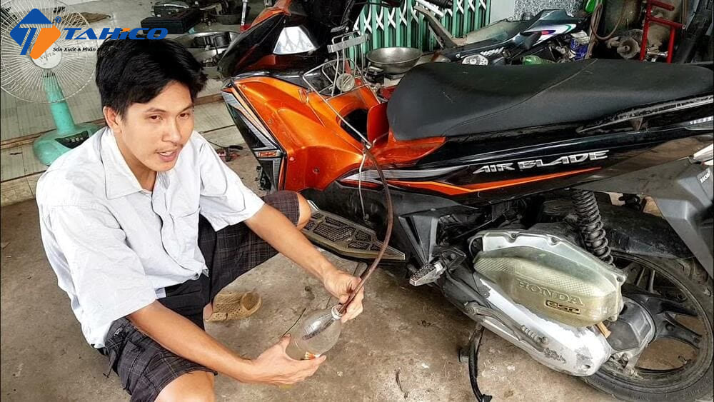 Rút Xăng Xe Máy Tại Nhà | 4 Cách Cực Dễ Với Chai Nhựa