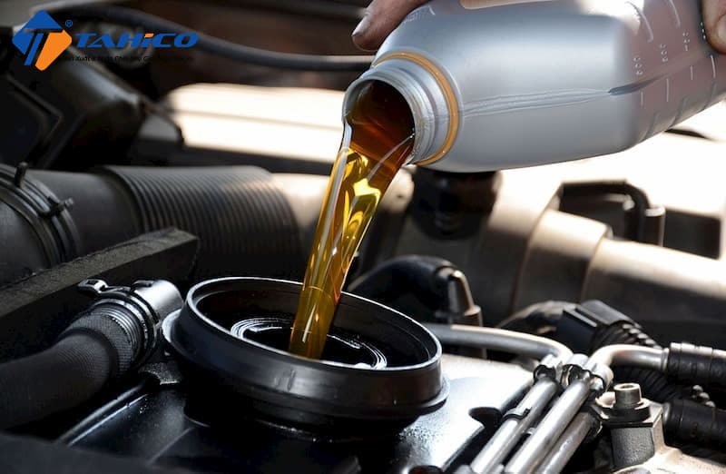 Nhớt Xe Ô Tô Bao Lâu Thay 1 Lần? Chu Kỳ Chuẩn 2026
