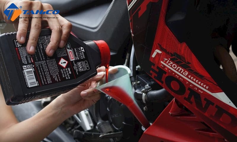 Thay Nhớt Xe Máy Bao Nhiêu Tiền? Bảng Giá Và Lưu Ý