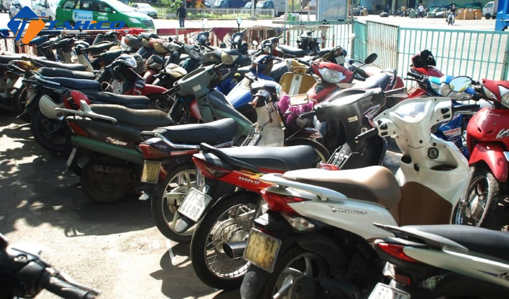 Xe máy để ngoài nắng có sao không? 8 tác hại phổ biến