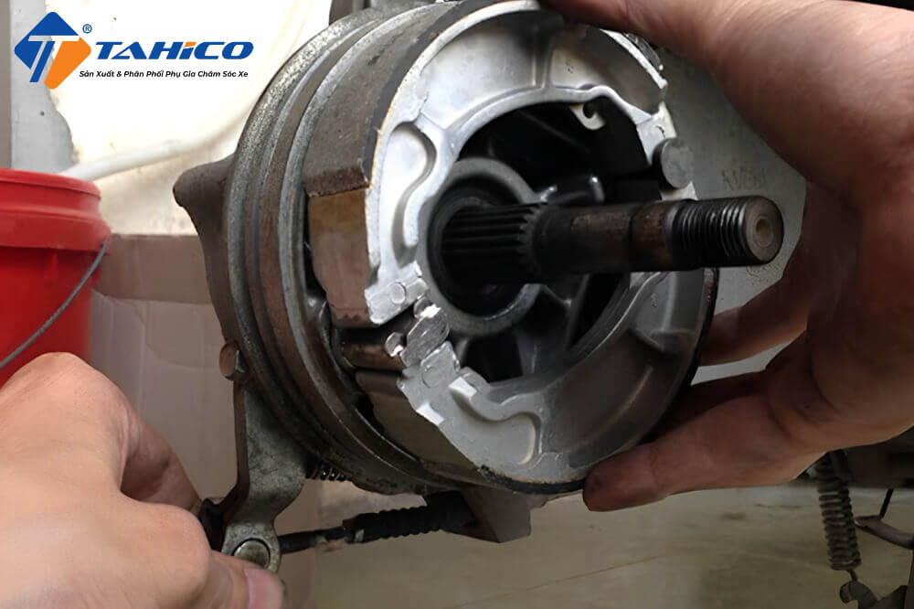 Thay Bố Thắng Xe Máy Bao Nhiêu Tiền | 100K Đủ Thay Không?
