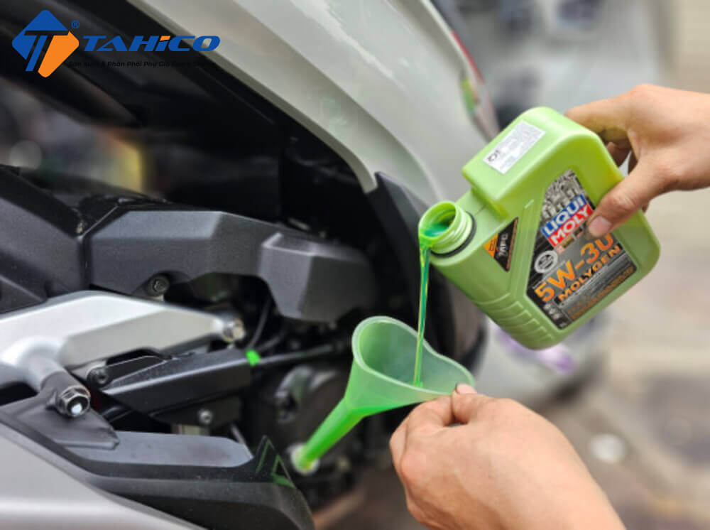Thay Nhớt Xe Tay Ga Bao Nhiêu Tiền | Bảng Giá Mới Cập Nhật 2024
