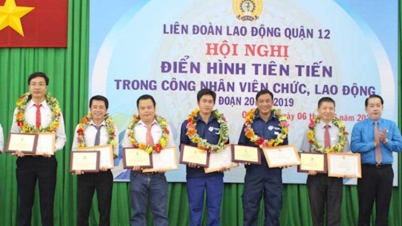 Nhân viên Tahico nhận bằng khen từ Liên đoàn Lao động