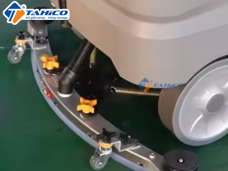 Hình ảnh sản phẩm Máy chà sàn ngồi lái Kumisai KMS-V15, KMS-V75