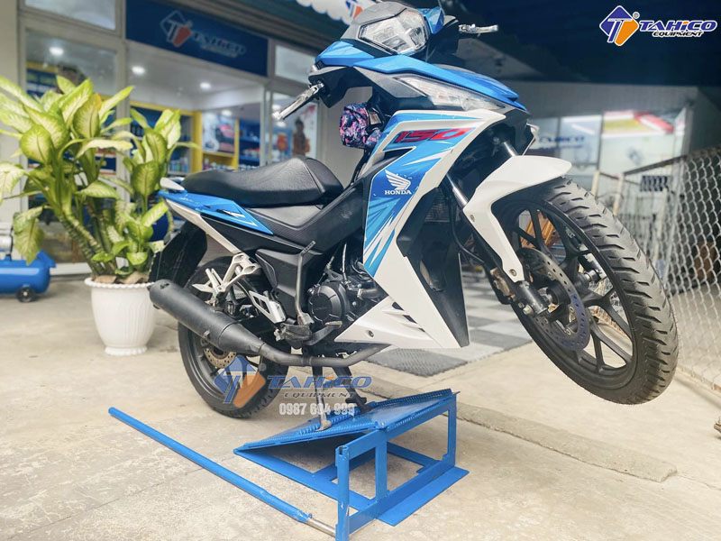 Bàn nâng rửa xe máy không cần lắp đặt