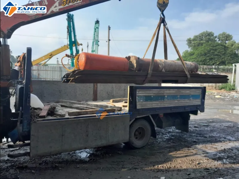 Cầu nâng 1 trụ rửa xe âm nền cánh bướm thanh lý