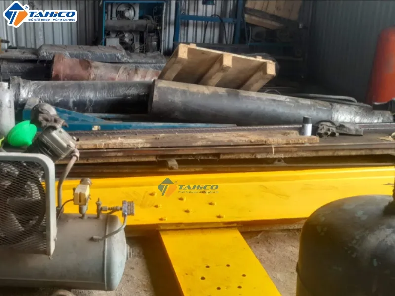 Cầu nâng 1 trụ rửa xe âm nền cánh bướm thanh lý