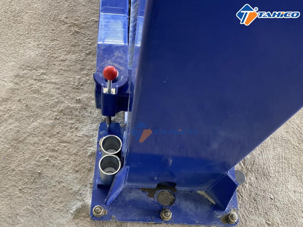 Cầu nâng 2 trụ cáp dưới Konia 4000A 4 tấn